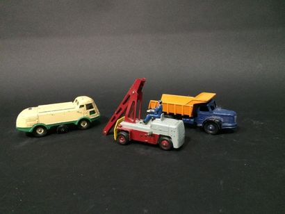 null Dinky Toys France trois véhicules : Camion Berliet (bon état), camion grue (état...