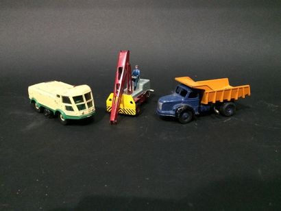 null Dinky Toys France trois véhicules : Camion Berliet (bon état), camion grue (état...