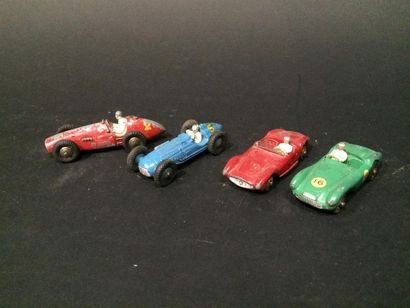 null Dinky Toys France quatre voitures de sport : Aston Martin, Ferrari, Talbot Lago...