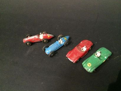 null Dinky Toys France quatre voitures de sport : Aston Martin, Ferrari, Talbot Lago...