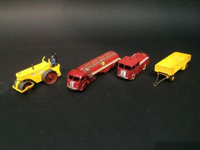 null Dinky Toys France trois véhicules: un tracteur, deux camions, joint une rem...