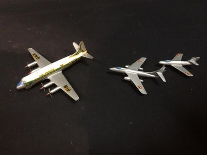 null DINKY TOYS lot de trois avions: Vickers Vicount, Mystere IV et Vautour très...