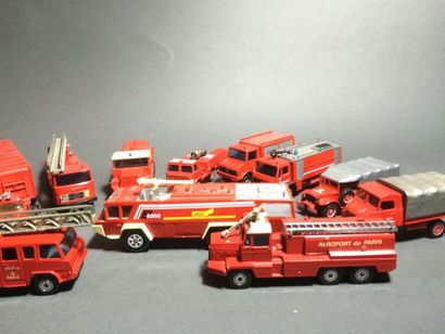 null SOLIDO 15 véhicules de pompier bon état