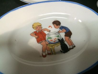 null Dinette en porcelaine à décor de scènes d'enfants quelques ébréchures 