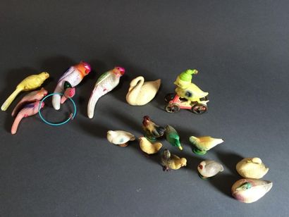 null Lot de 17 jouets en celluloid (oiseaux, poules, canaris) H: 3 à 12 cm