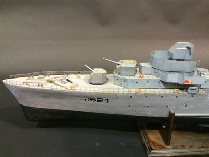 null Maquette de bateau de guerre « Le Surcouf » Quelques accidents et manques L:...