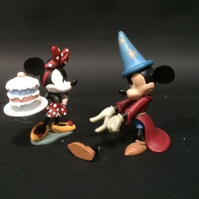null DEMONS & MERVEILLES Deux figurines Mickey magicien et Minnie avec un gâteau...