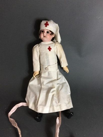 null MONTREUIL Limoges poupée tête porcelaine bouche ouverte en habit d'infirmière...