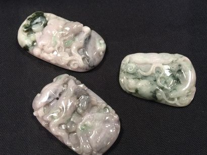 null Trois pendentif en jade sculpté H: 3,5 cm 
