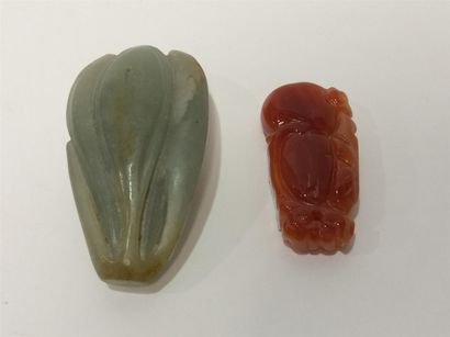 null CHINE Petit jade celadon ciselé en forme de fleur et pendentif en agathe