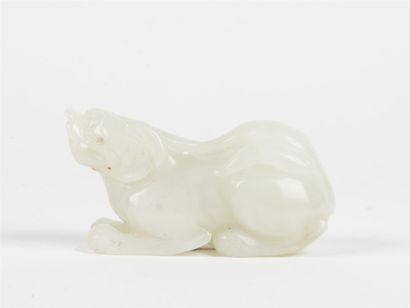 null Chine, Jade blanc réprésentant un chien de Fo L: 8 cm, pds: 153 grs