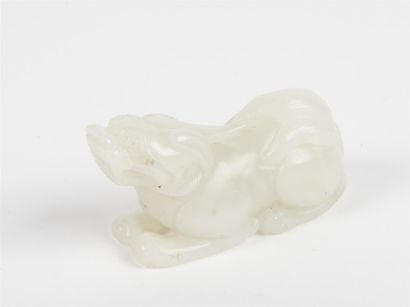 null Chine, Jade blanc réprésentant un chien de Fo L: 8 cm, pds: 153 grs