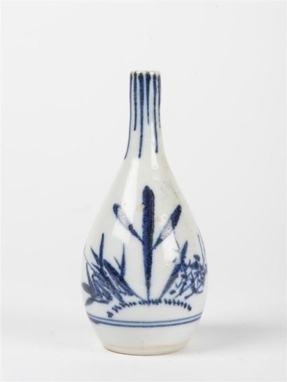null Japon, Flacon à sake époque Meiji; décor bambou bleu H: 13 cm