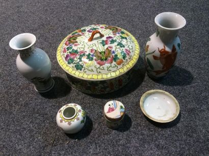 null Chine, Lot de six céramiques et porcelaine: -bonbonnière à décor de papillons...