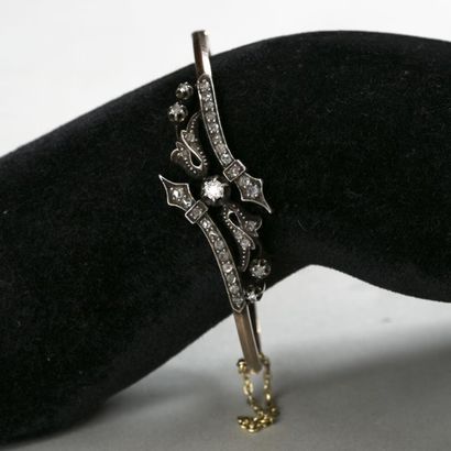 null Bracelet rigide en or (750) 18K et argent, orné d'un motif croisé serti de diamants...