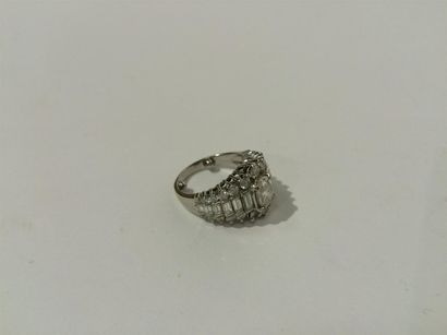 null Bague en or blanc (750) 18 K griffée d'un diamant coussin de 0,90 carat environ...