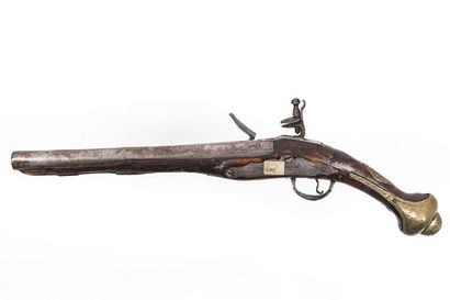 null Long pistolet à silex. Probablement turc. Platine à décors de rinceaux. Pommeau...