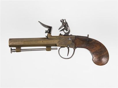 null Joli pistolet à silex à l'écossaise. Coffre et canon en laiton. Equipé d'une...