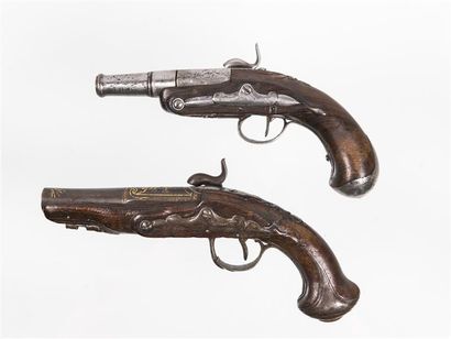 null Deux pistolets Louis XVI transformés à piston, l'un à balle forcée l'autre présentant...