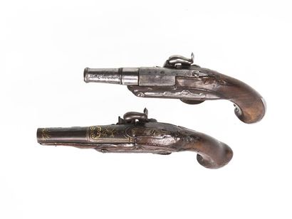 null Deux pistolets Louis XVI transformés à piston, l'un à balle forcée l'autre présentant...