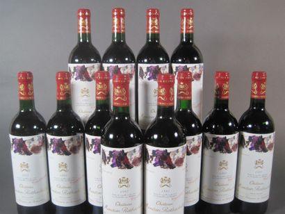 null 12 B CHÂTEAU MOUTON ROTHSCHILD (Caisse Bois) 2 B.G.+; 3 capsules légèrement...