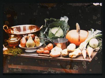 null AUTOCHROME. Fruits et légumes sur une table. Epreuve en couleur (110 x 80 mm)...