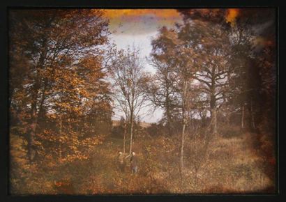 null AUTOCHROME. Ramasseurs de champignons en forêt. Epreuve couleur (155 x 115 mm)...