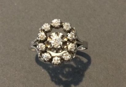 null Bague en or blanc (750) 18K corbeille ovale en couronne de 10 diamants autour...
