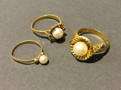 null Trois bagues en or jaune (750) 18K ornées de perles de culture (1 avec pierres...