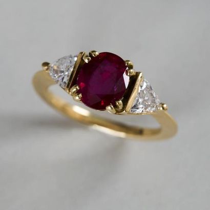 null Bague en or jaune (750) 18K griffée d'un rubis d' 1,30 carat environ épaulé...