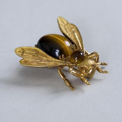 null Broche en or jaune (750) 18K figurant une abeille. Le dos en oil de tigre. Poids...