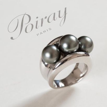 null POIRAY Signé et numéroté N°106530. Modèle Fidji. Bague en or blanc (750) 18...