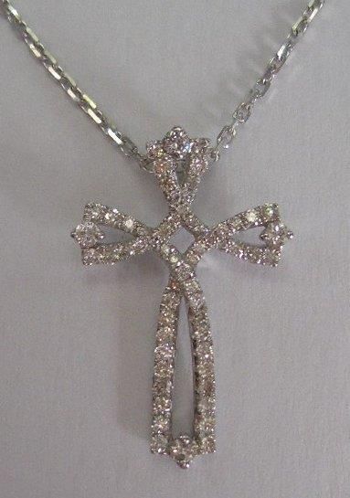 null Croix ajourée avec sa chaîne maille forçat en or blanc sertie de diamants taille...