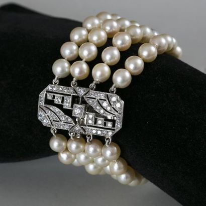 null Bracelet de quatre rangs de perles de culture coupé de deux barrettes d'or (750)...