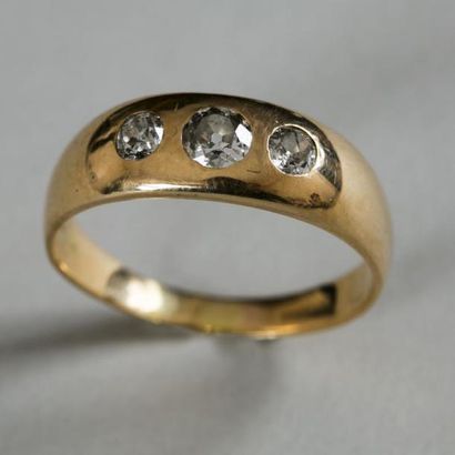 null Bague demi jonc en or jaune (750) 18 K sertie clos de 3 diamants taille ancienne...