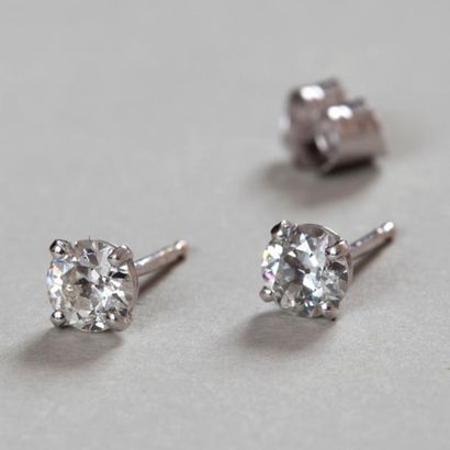 null Paire de puces d'oreilles en or blanc (750) 18K et diamants taille moderne....