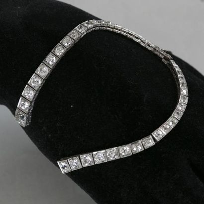 null Bracelet en platine ligne de diamants taille ancienne disposés en chute (cassé)....