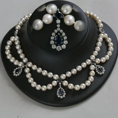 null Collier draperie de perles de culture (diamètre 7,77) à 3 motifs de saphirs...