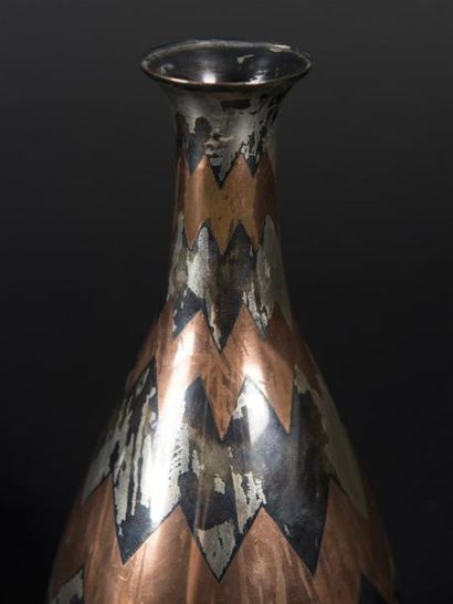 null Luc LANEL & CHRISTOFLE (1893 - 1965) Vase à corps fuselé à col resserré en dinanderie...