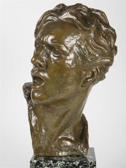 null KELETY (1918-1940) Buste d'homme en bronze patiné. Socle en marbre noir Signature...