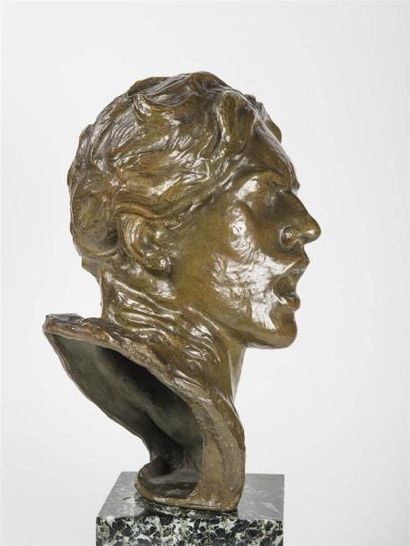null KELETY (1918-1940) Buste d'homme en bronze patiné. Socle en marbre noir Signature...