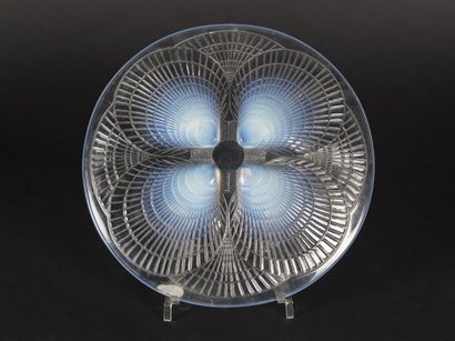 null LALIQUE FRANCE (XXème) Plat en verre moulé pressé opalescent à décor de coquillages....