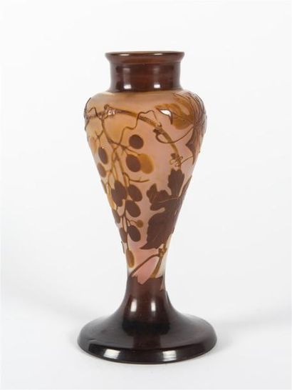 null Émile GALLÉ (1846-1904) Vase sur piédouche de forme cornet dégagé à l'acide...