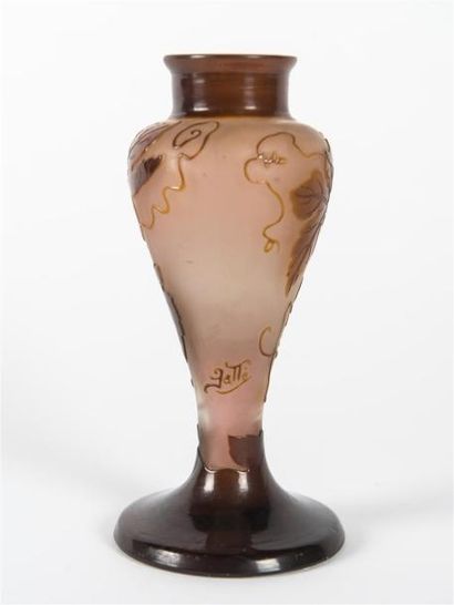 null Émile GALLÉ (1846-1904) Vase sur piédouche de forme cornet dégagé à l'acide...