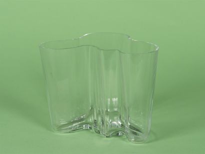 null Alvar AALTO (1898-1976) Vase haut modèle Savoy en verre transparent moulé Signature...