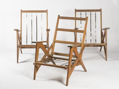 null TRAVAIL FRANCAIS 1950 Suite de trois fauteuils bas à structure en chêne. Garnitures...