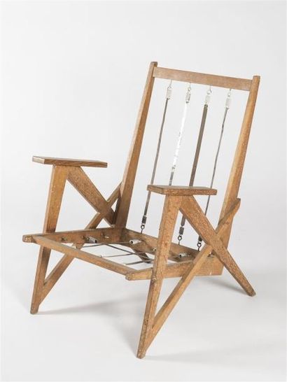null TRAVAIL FRANCAIS 1950 Suite de trois fauteuils bas à structure en chêne. Garnitures...