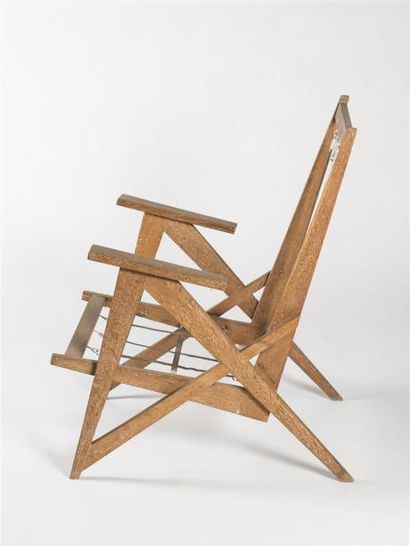 null TRAVAIL FRANCAIS 1950 Suite de trois fauteuils bas à structure en chêne. Garnitures...