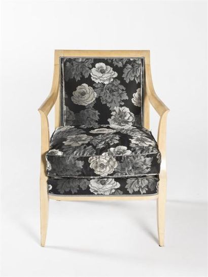 null Jean DESNOS (1910-1950) Paire de fauteuils à structure en sycomore éburné, garniture...