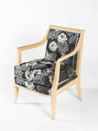null Jean DESNOS (1910-1950) Paire de fauteuils à structure en sycomore éburné, garniture...